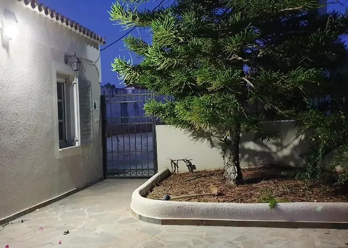 House With Sea View In Porto Heli, Fireplace And Garden Дом отдыха